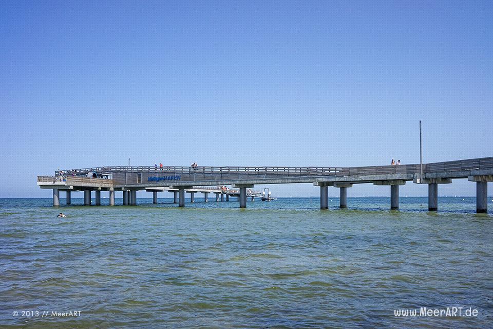Die neue Seebrücke am Strand von Heiligenhafen // Foto: MeerART