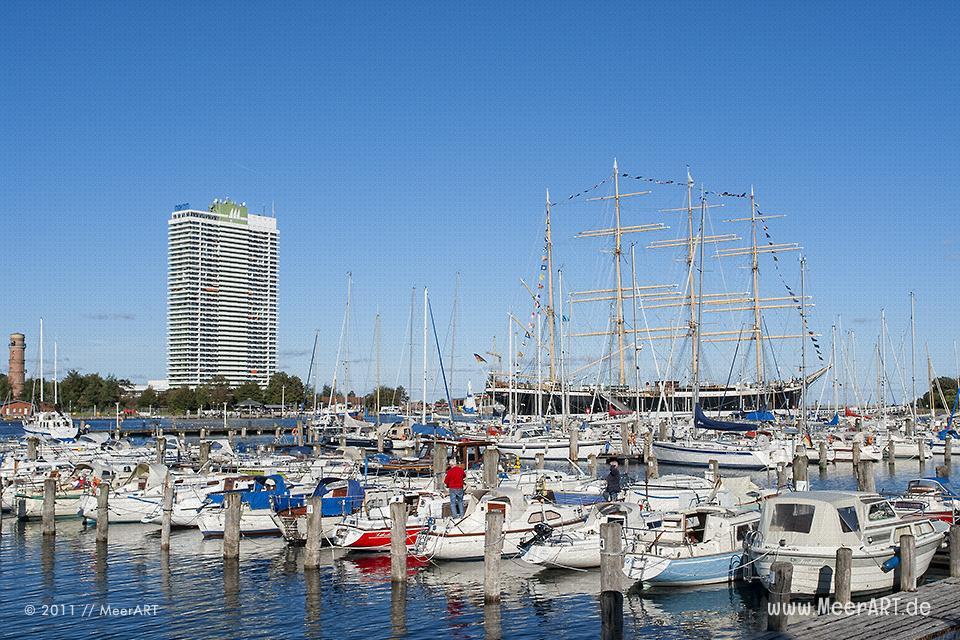 Die Marina mit dem Traditionssegler "PASSAT" und dem Maritim Hotel // Foto: MeerART