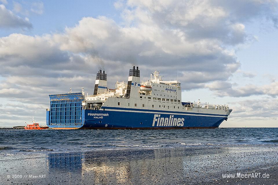 Ostseefähre der Reederei „FINNLINES“ beim Auslaufen das dem Hafen von Travemünde // Foto: MeerART