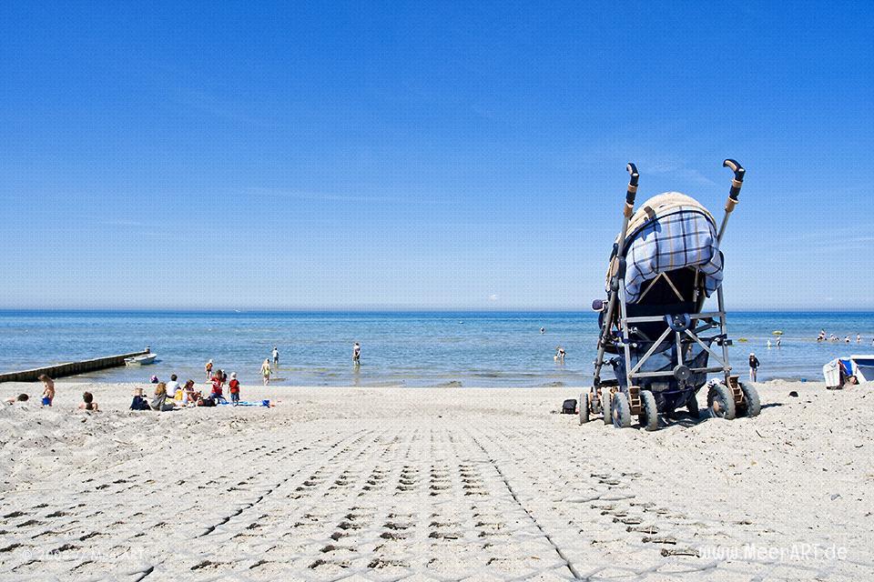 Kinderwagen an einem Badestrand auf der Insel Poel // Foto: MeerART