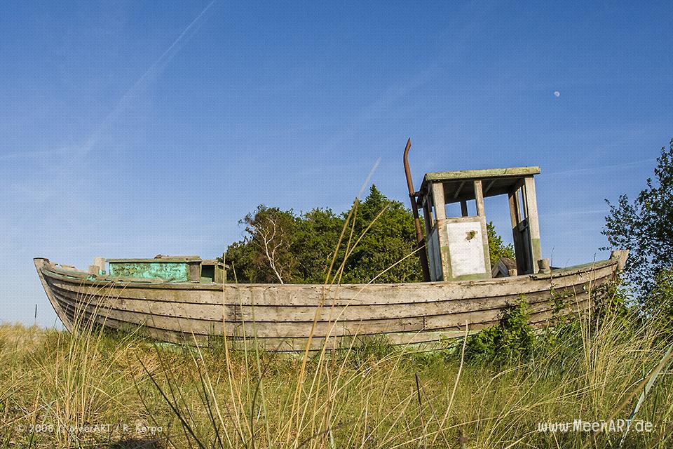 Altes Fischerboot an einem Strandabschnitt bei Zingst // Foto: R. Kerpa