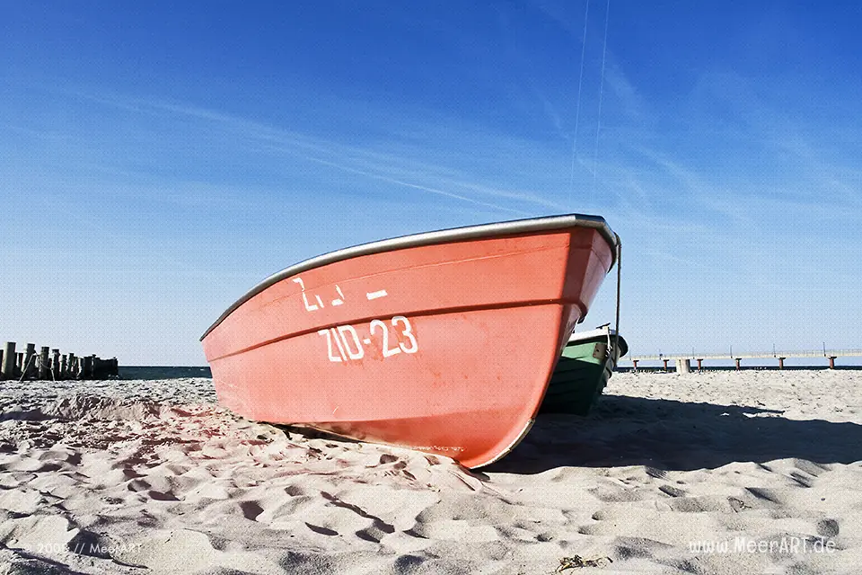 Boote am Strand an der Ostseeküste bei Zingst // Foto: MeerART