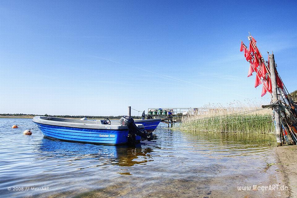 Fischerboote in einem kleinen Hafen bei Prerow // Foto: MeerART