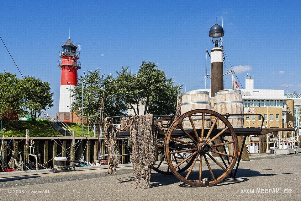 Alter Holzkarren im Hafen // Foto: MeerART