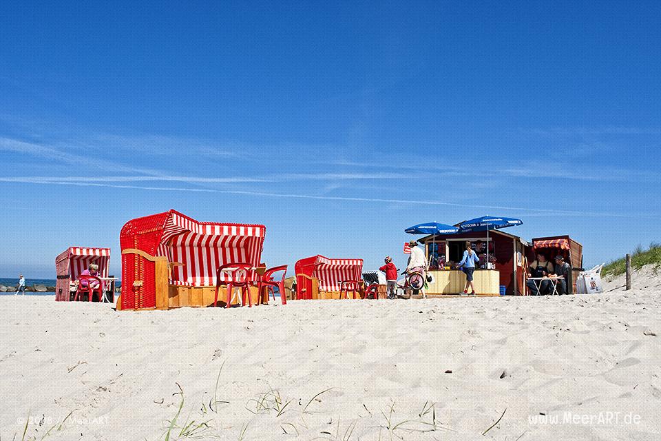 Strandkörbe an einem Strand bei Wustrow // Foto: MeerART
