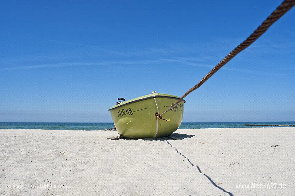 Fischerboot an einem Strandabschnitt an der Ostsee // Foto: R. Kerpa