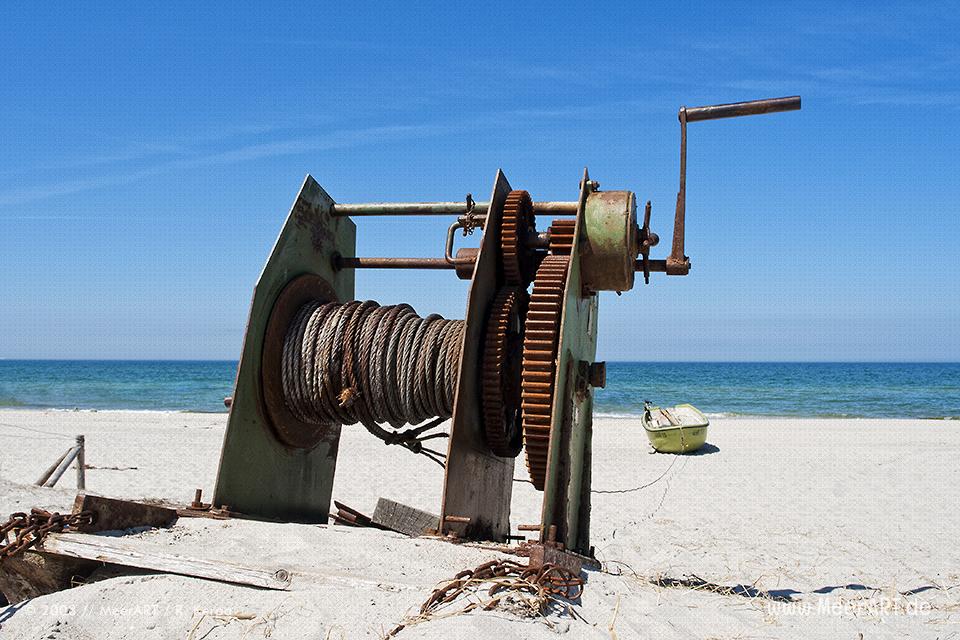 Eine alte Seilwinde an einem Strand an der Ostsee // Foto: R. Kerpa
