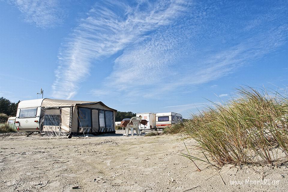 Wohnwagen auf einem Campingplatz am Strand bei Prerow // Foto: MeerART