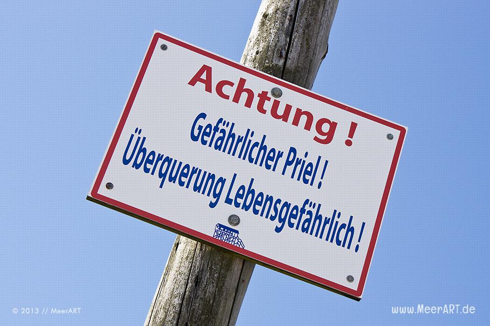 Ein Warnschild am Strand von St. Peter Ording // Foto: MeerART