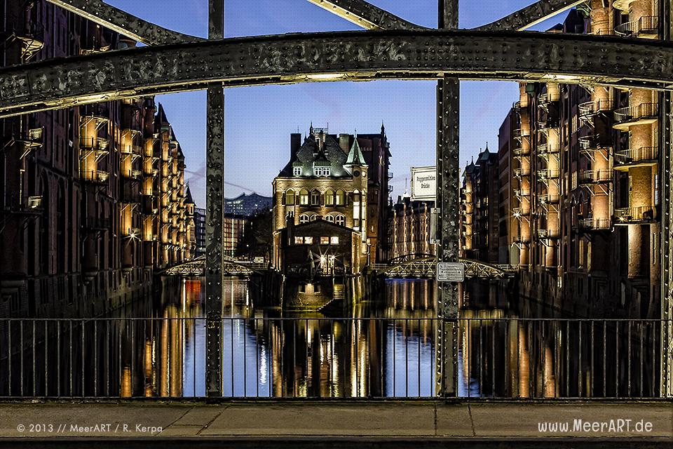 Blick von der Poggenmühlen Brücke auf das Wasserschloss in der Hamburger Speicherstadt // Foto: R. Kerpa