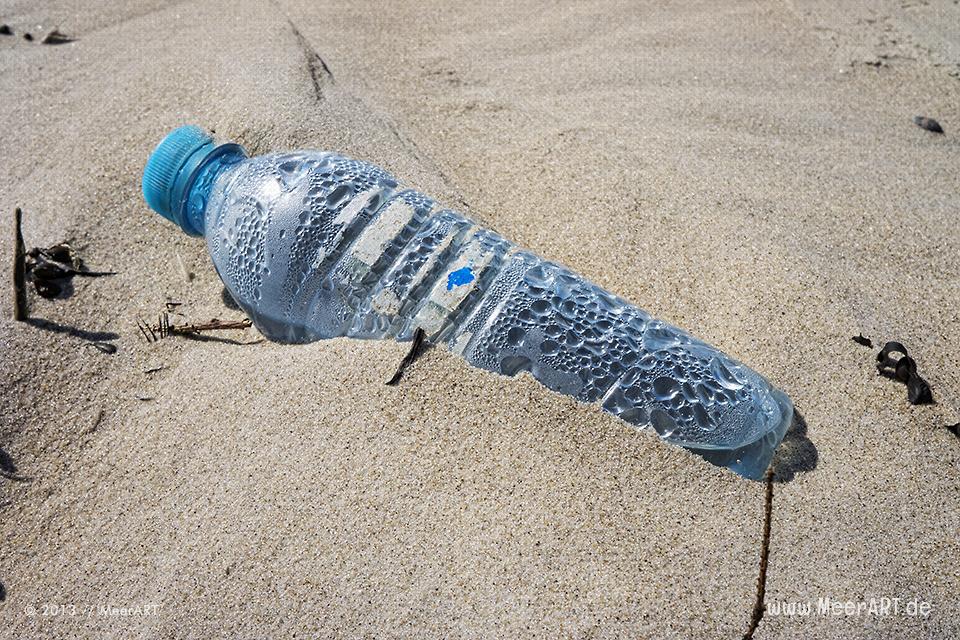 Mineralwasserflasche auf einer Sandbank im Watt // Foto: MeerART