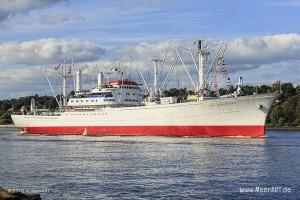 Die „Cap San Diego“ beim Einlaufen in den Hamburger Hafen // Foto: MeerART