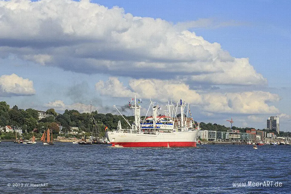 Die „Cap San Diego“ mit anderen Museumsschiffen auf der Elbe im Hamburger Hafen // Foto: MeerART
