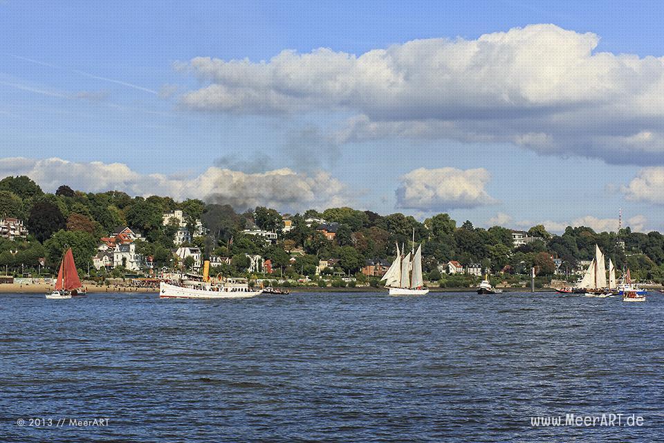 Museumsschiffe auf einer Parade auf der Elbe im Hamburger Hafen // Foto: MeerART