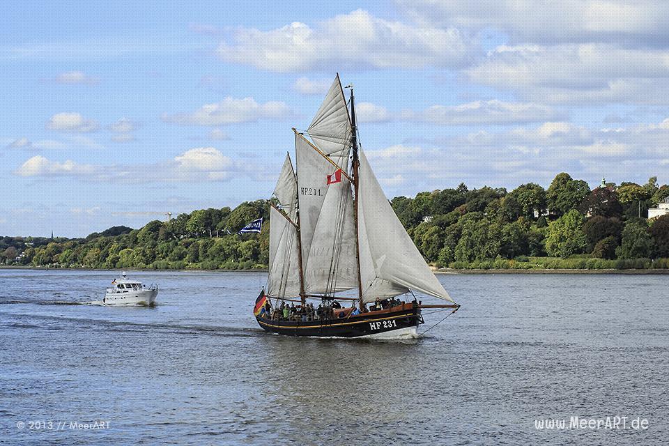 Ein Hochseekutter auf der Elbe bei Övelgönne // Foto: MeerART