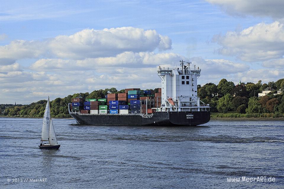 Das Containerschiff "Reinbek" verlässt den Hamburger Hafen // Foto: MeerART