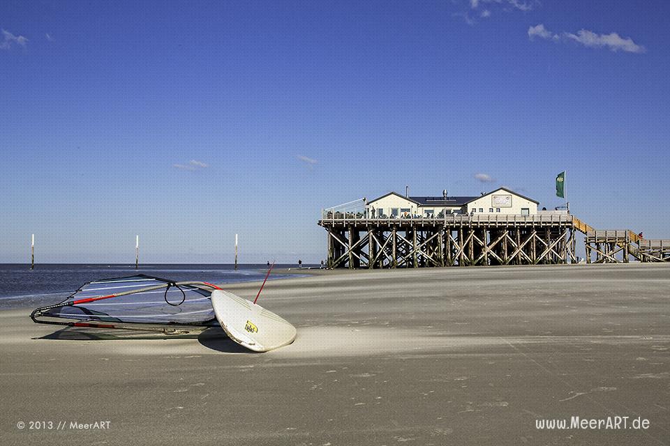 Surfbrett vor der Strandbar 54° Nord am Strand von St. Peter-Ording // Foto: MeerART
