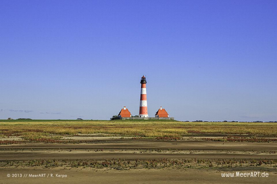 Der Leuchtturm Westerheversand auf einer Warft in den Salzwiesen vor Westerhever // Foto: R. Kerpa