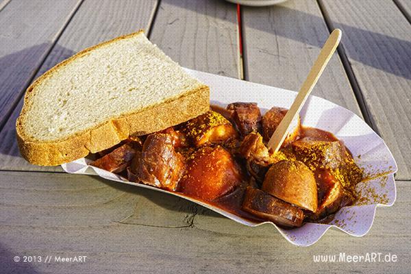 Höllisch scharfe und leckere Currywurst im "Bootshaus" HafenCity // Foto: MeerART