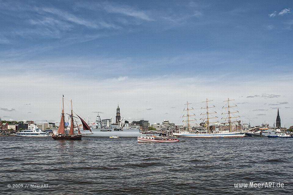 Blick auf die Landungsbrücken // Foto: MeerART
