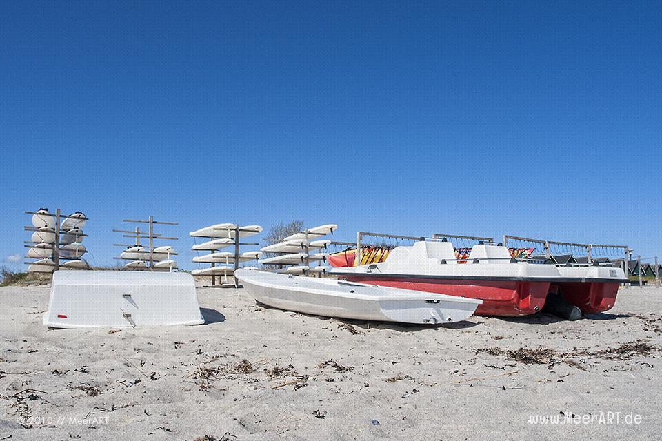 Surfboards und Boote am Strand von Hohwacht // Foto: MeerART