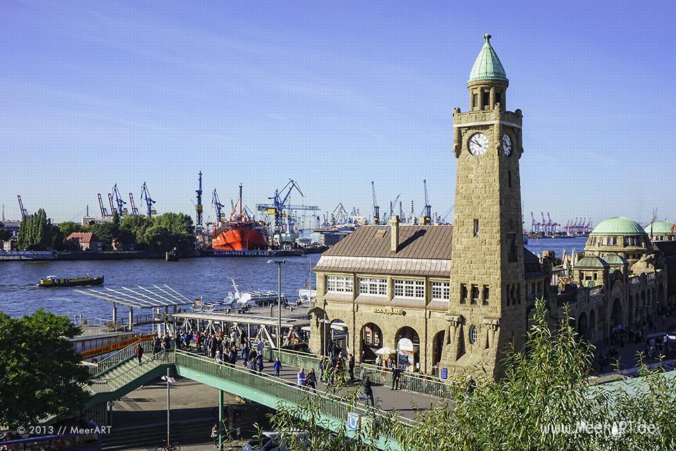 Die St. Pauli Landungsbrücken im Hamburger Hafen // Foto: MeerART