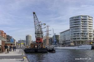 Das Zuhause von „Harry's Hamburger Hafenbasar“, der Schwimmkran „GREIF“ an seinem Liegeplatz in der HafenCity // Foto: MeerART