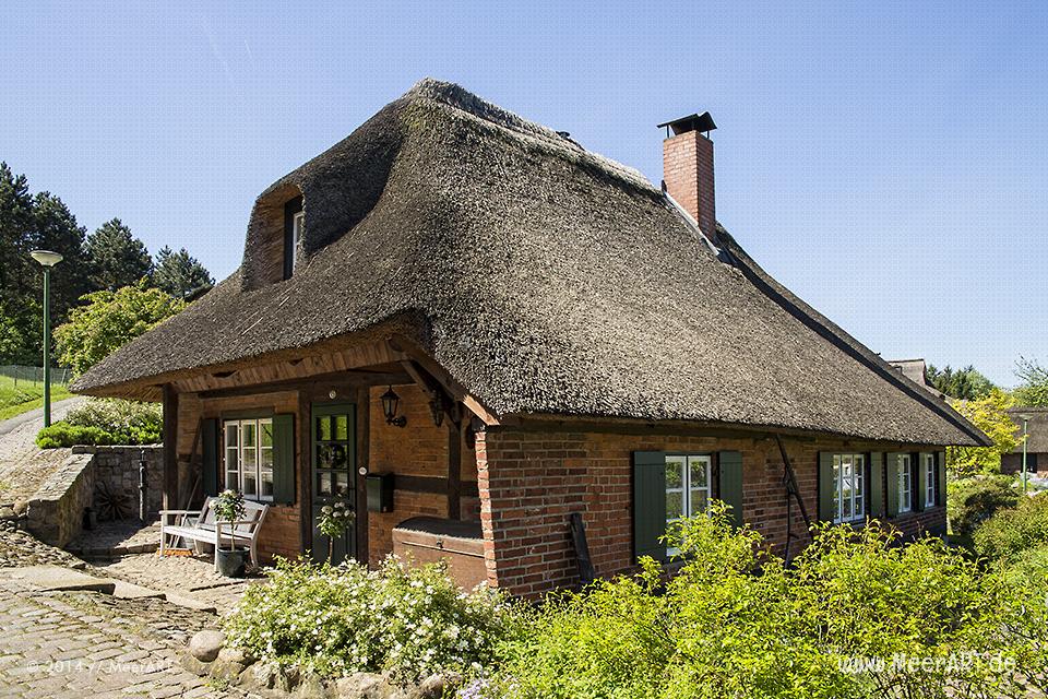 Das Fischerdorf Gothmund bietet mit seinen alten Reetdachhäusern, den kleinen Holzstegen und den Fischerbooten, eine malerische Kulisse // Foto: MeerART
