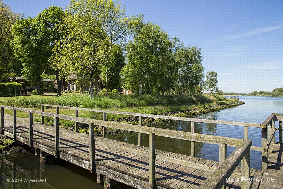 Das Fischerdorf Gothmund bietet mit seinen alten Reetdachhäusern, den kleinen Holzstegen und den Fischerbooten, eine malerische Kulisse // Foto: MeerART
