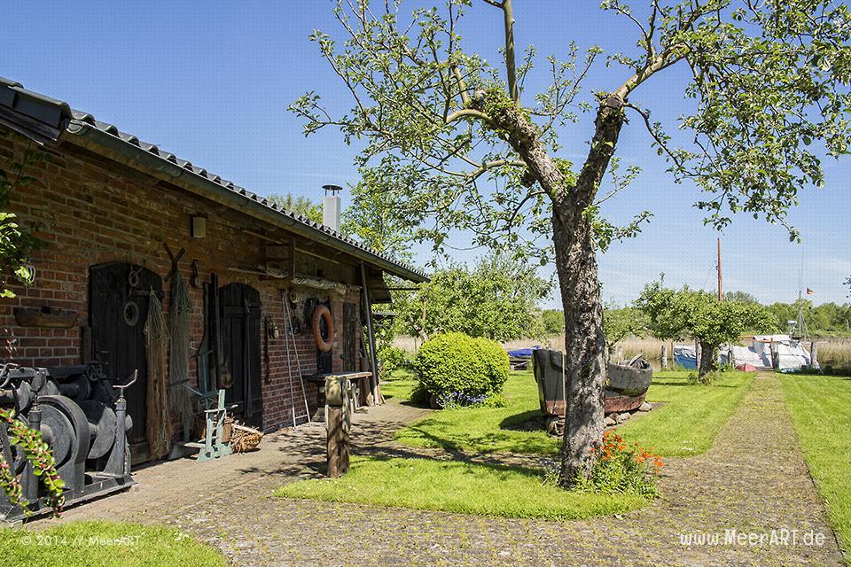 Das Fischerdorf Gothmund bietet mit seinen alten Reetdachhäusern, den kleinen Holzstegen und den Fischerbooten, eine malerische Kulisse // Foto: MeerART
