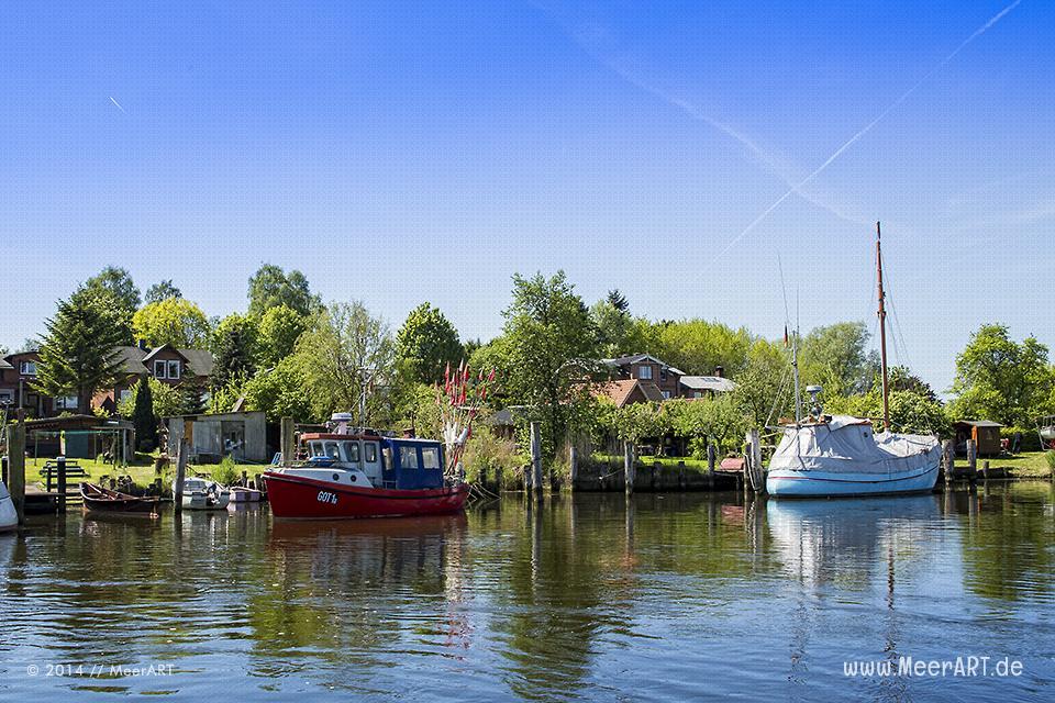 Das Fischerdorf Gothmund bietet mit seinen alten Reetdachhäusern, den kleinen Holzstegen und den Fischerbooten, eine malerische Kulisse // Foto: MeerART