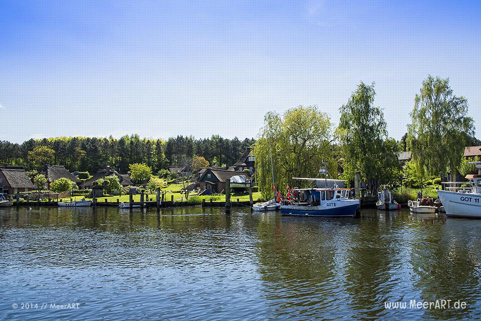 Das Fischerdorf Gothmund bietet mit seinen alten Reetdachhäusern, den kleinen Holzstegen und den Fischerbooten, eine malerische Kulisse // Foto: MeerART