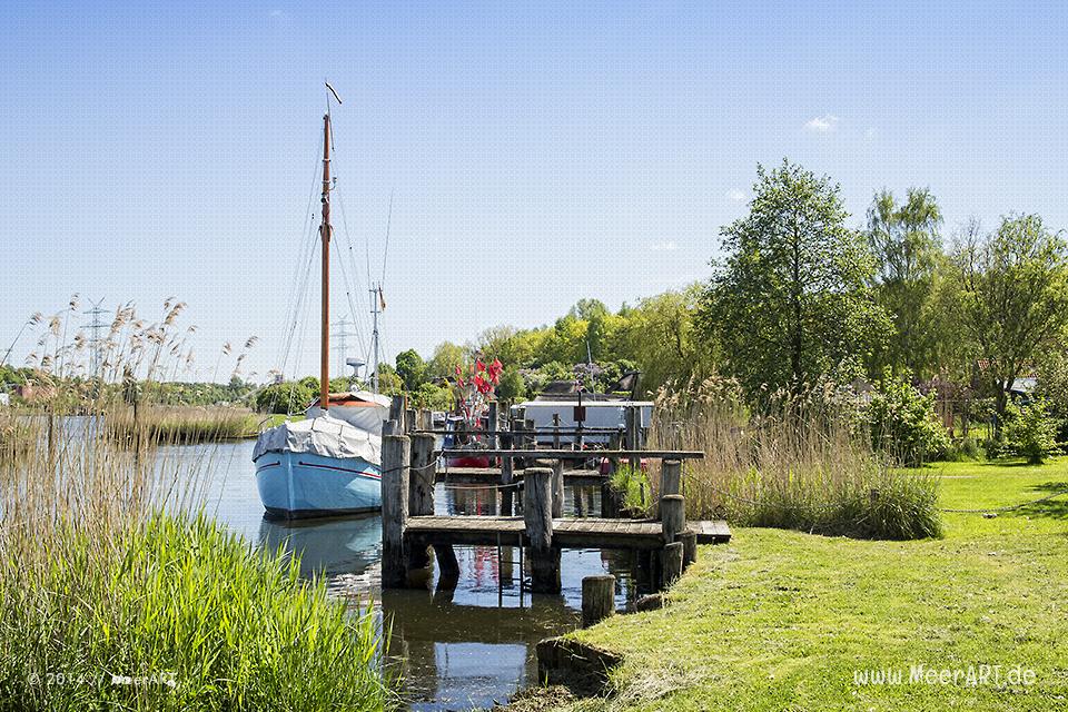 Das Fischerdorf Gothmund bietet mit seinen alten Reetdachhäusern, den kleinen Holzstegen und den Fischerbooten, eine malerische Kulisse // Foto: MeerART