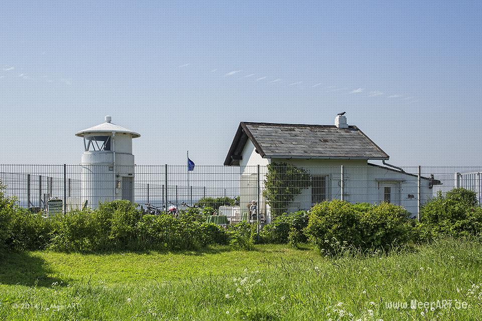 Der kleine weiße Leuchtturm von Strukkamphuk auf der Ostseeinsel Fehmarn // Foto: MeerART