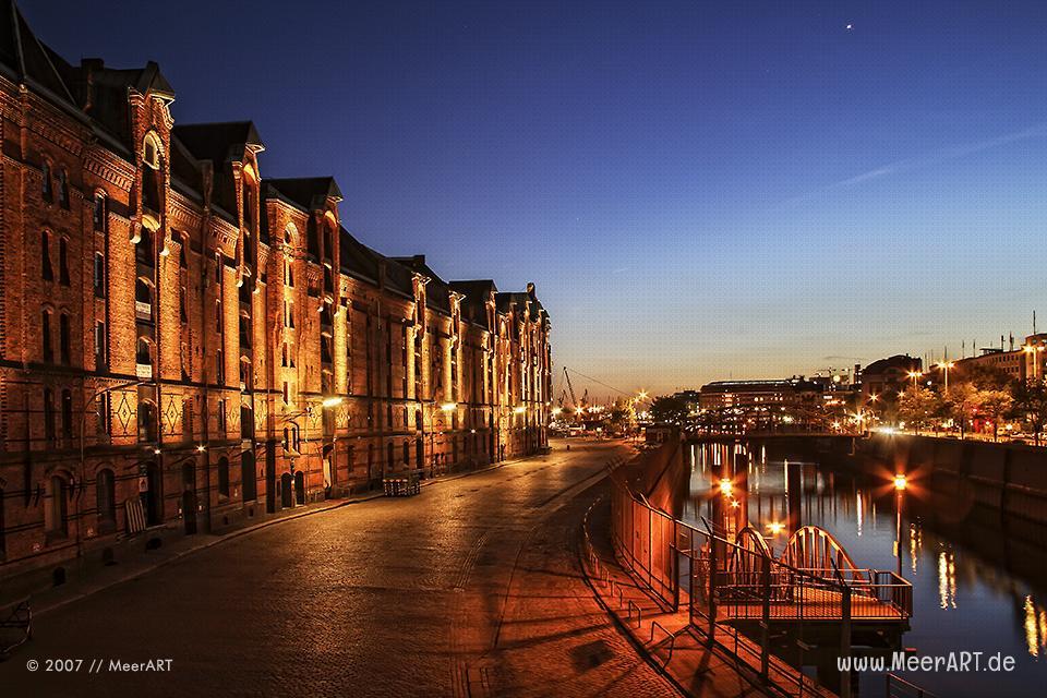 Lagerhäuser in der Speicherstadt von Hamburg bei Nacht // Foto: MeerART