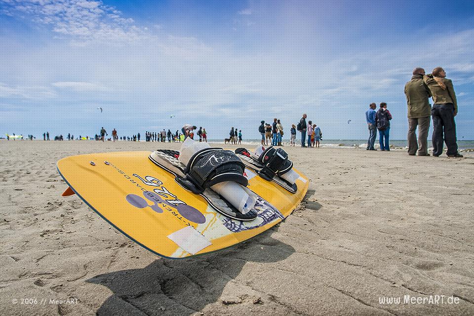 Kiteboard am Strand von St. Peter-Ording // Foto: MeerART