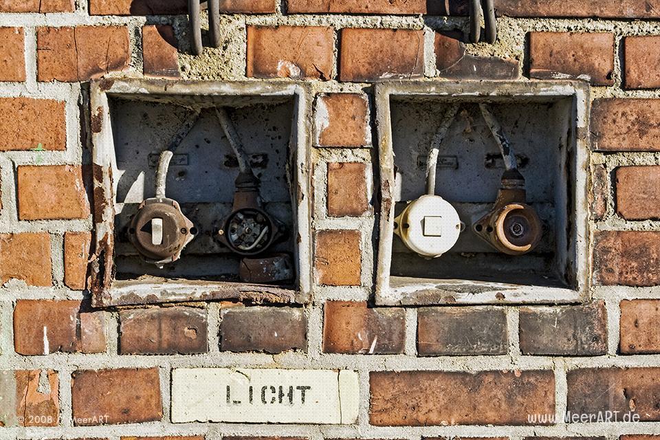 Marode Lichtschalter an einer Lagerhalle im Hansahafen // Foto: MeerART