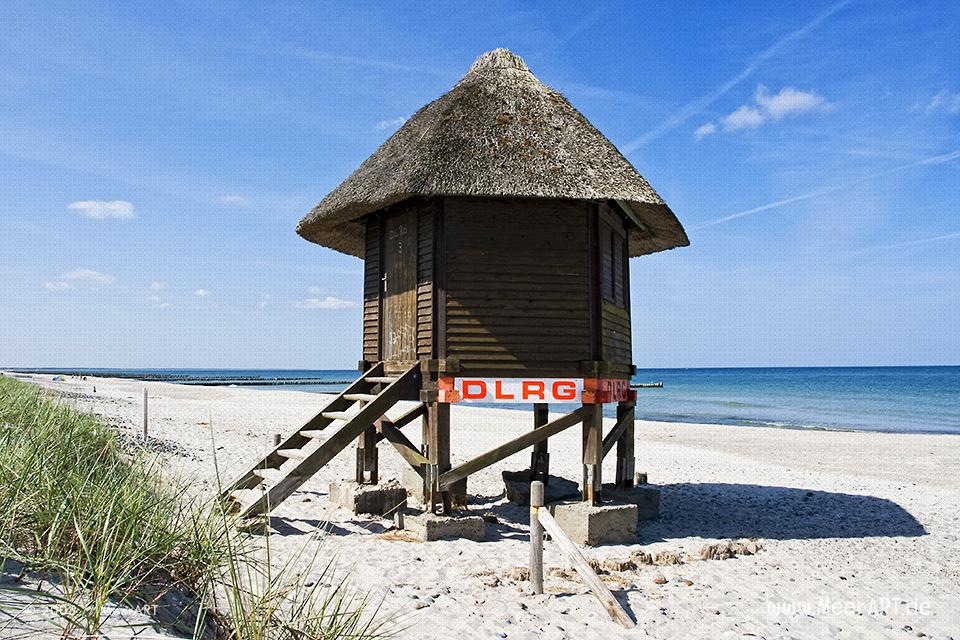 DLRG Rettungsturm am Strand bei Wustrow // Foto: MeerART