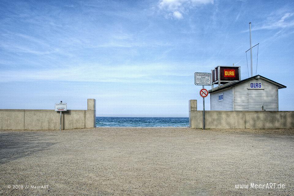 Zugang zum Strand mit DLRG-Haus am Strand in Niendorf // Foto: MeerART