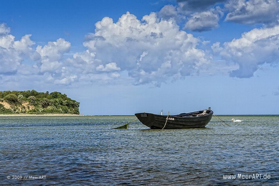 Fischerboot im Wasser vor der Insel Rügen // Foto: MeerART