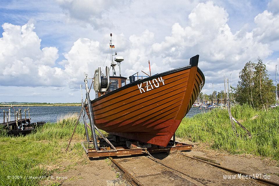 Fischerboot auf einer Slipanlage im Hafen von Gager // Foto: R. Kerpa