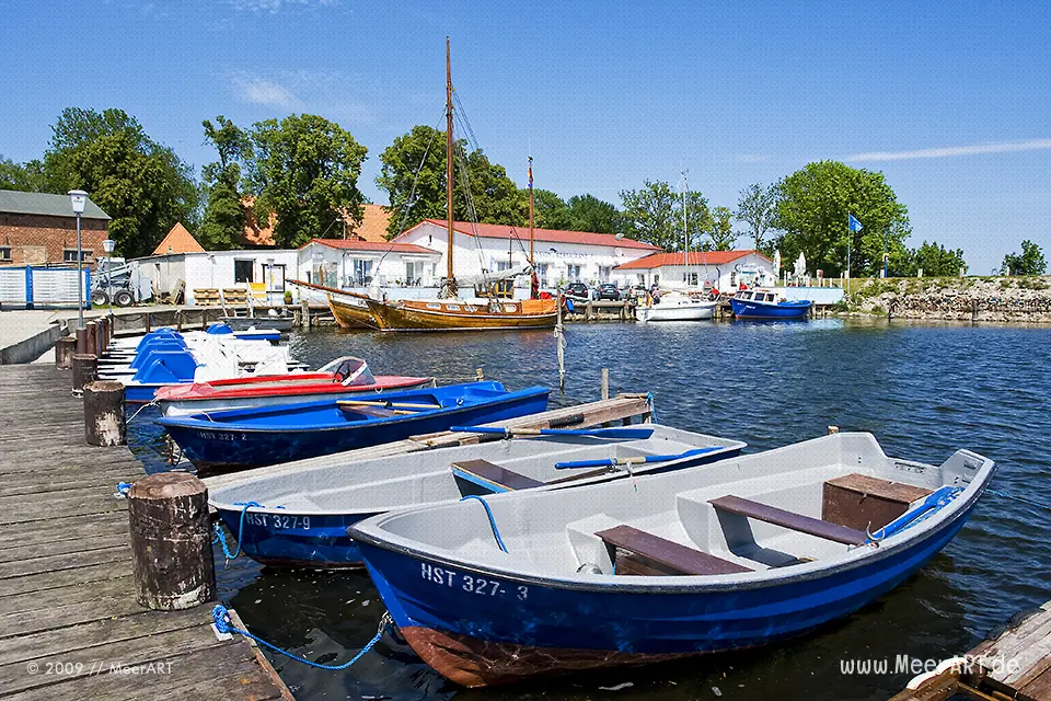 Kleiner Hafen von Waase auf der Insel Rügen // Foto: MeerART