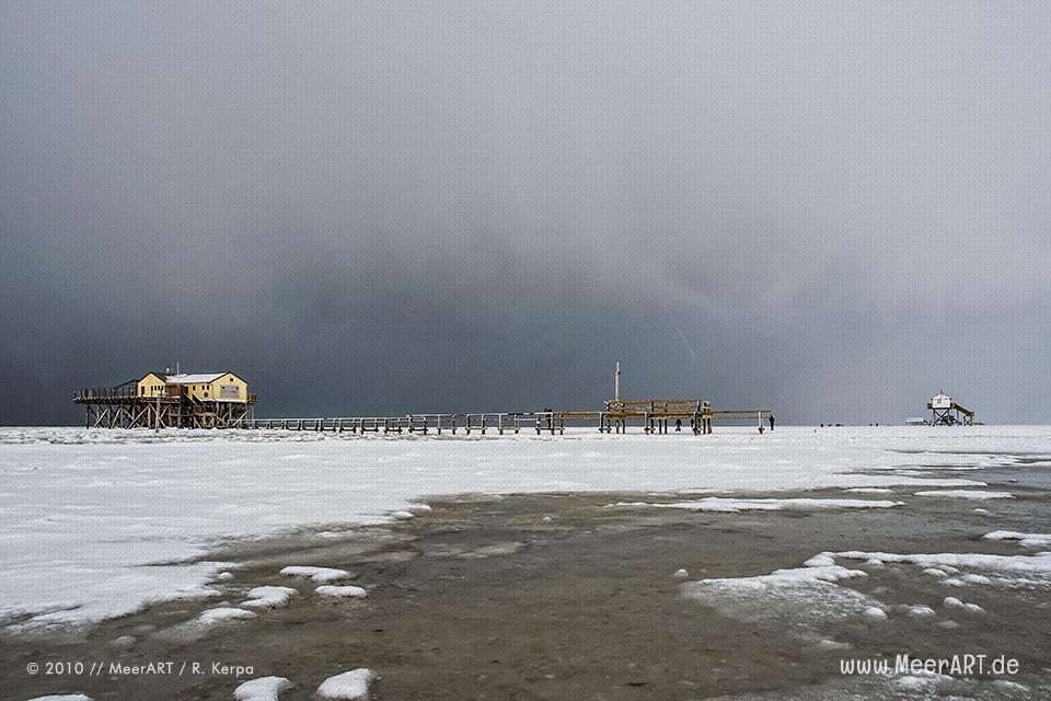 Pfahlhäuser im Winter am Strand von St. Peter-Ording // Foto: R. Kerpa