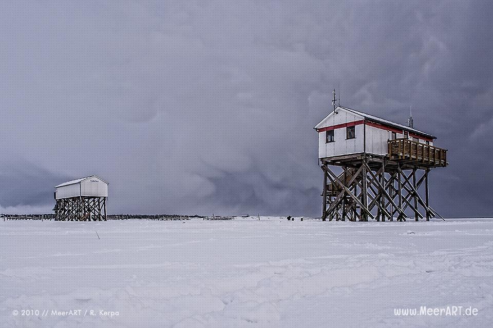 Pfahlhäuser im Winter am Strand von St. Peter-Ording // Foto: R. Kerpa
