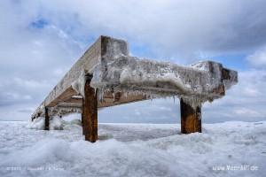 Holzsteg an einem Strand an der Ostsee im Winter // Foto: R. Kerpa