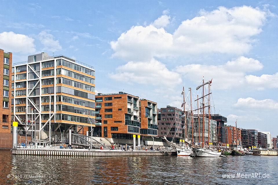 Moderne Architektur in der HafenCity in Hamburg // Foto: MeerART