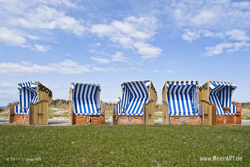 Strandkörbe auf der Strandpromenade in Kalifornien // Foto: MeerART