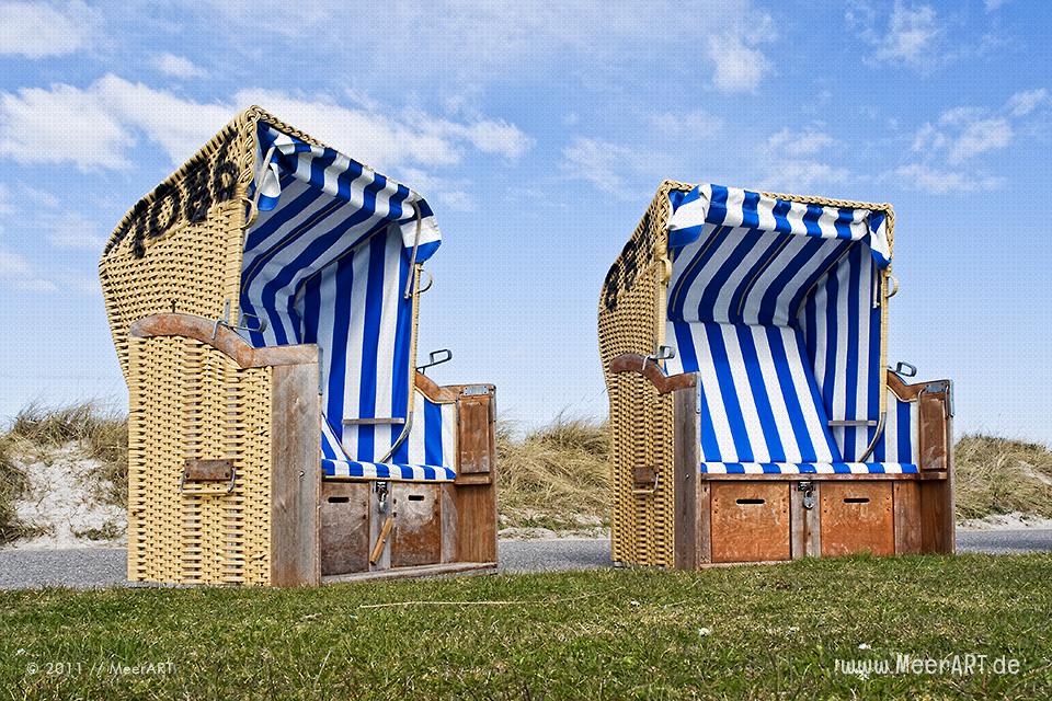 Strandkörbe auf der Strandpromenade in Kalifornien // Foto: MeerART