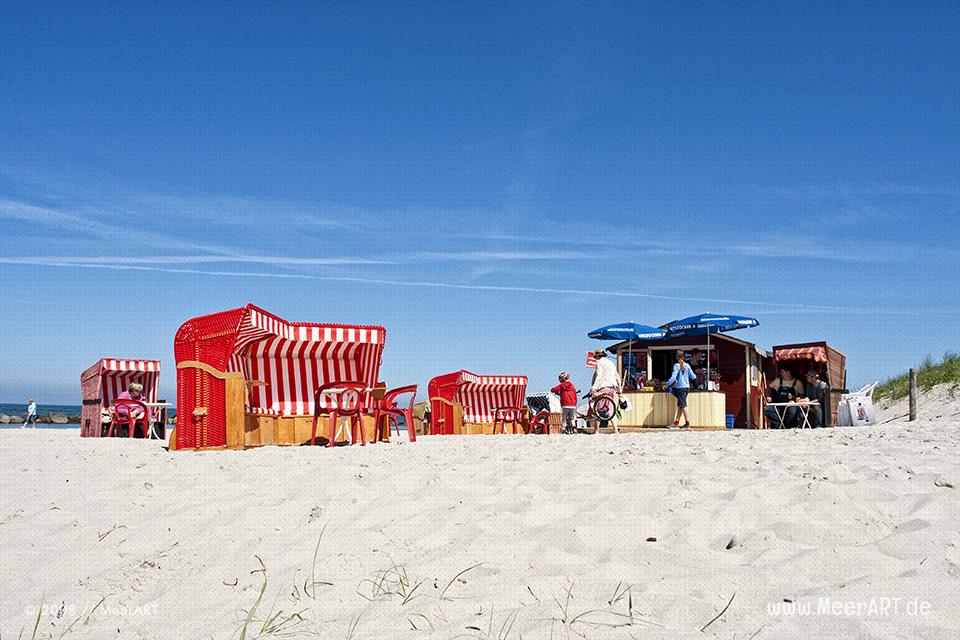 Strandkörbe an einem Strand bei Wustrow // Foto: MeerART