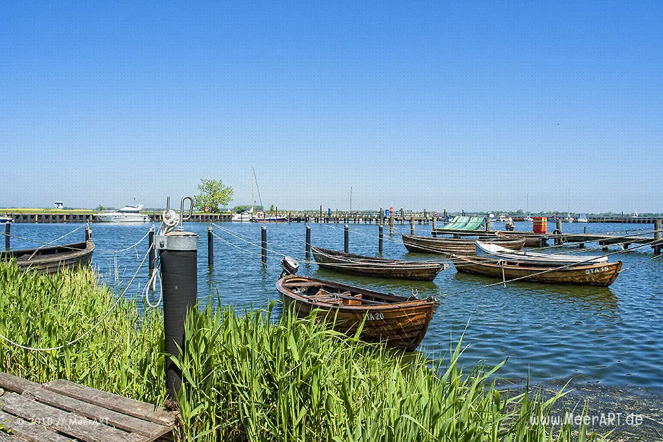 Fischerboote in einem kleinen Hafen von Stahlbrode // Foto: MeerART